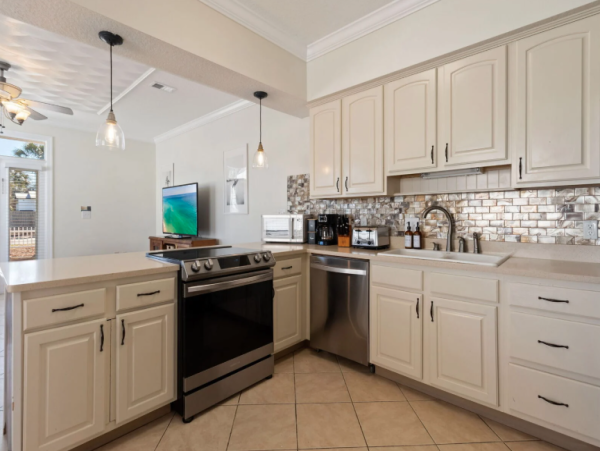 Luxurious 8 Bedroom Coastal Retreat in Destin - Perfect for Groups